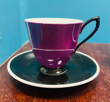 Load image into Gallery viewer, Cwpan biws South Pacific Royal Albert Hynafol a soser ddu o ganol y ganrif ddiwethaf / Antique Mid Century purple South Pacific Royal Albert purple cup and black saucer
