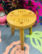 Load image into Gallery viewer, Stôl dderw Cymreig ‘Yma wyf inna i fod’ wedi ei gwneud â llaw / ‘Yma wyf inna i fod’ hand made three legged Welsh oak stool
