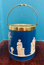 Load image into Gallery viewer, Daliwr bisgedi Hynafol seramig ac EPNS ‘Dudson Brothers’ Jasperware prin heb y caead o 1845-1882 / Rare Antique Dudson Brothers Jasperware ceramic and EPNS biscuit barrel without the lid from 1845-1882
