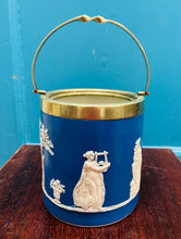 Load image into Gallery viewer, Daliwr bisgedi Hynafol seramig ac EPNS ‘Dudson Brothers’ Jasperware prin heb y caead o 1845-1882 / Rare Antique Dudson Brothers Jasperware ceramic and EPNS biscuit barrel without the lid from 1845-1882
