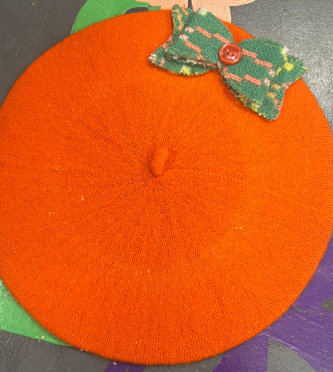 Beret oren efo bow brethyn Cymreig gwyrdd / Orange beret with green Welsh tapestry bow