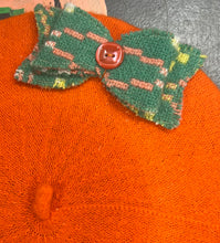 Load image into Gallery viewer, Beret oren efo bow brethyn Cymreig gwyrdd / Orange beret with green Welsh tapestry bow
