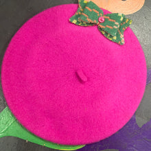 Load image into Gallery viewer, Beret pinc Fuchsia efo bow brethyn Cymreig gwyrdd / Fuchsia pink beret with green Welsh tapestry bow
