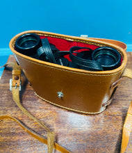 Load image into Gallery viewer, Binociwlars Tohyoh 8 x 30mm Vintage yn ei gâs lledr tan gwreiddiol / Tohyoh 8 x 30mm  Vintage binoculars in it’s original tan leather case
