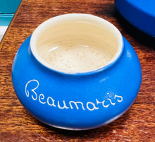 Load image into Gallery viewer, Powlen siwgr Beaumaris glas a gwyn Retro Devon Ware / Retro Devon Ware blue and white Beaumaris Devon Ware sugar bowl
