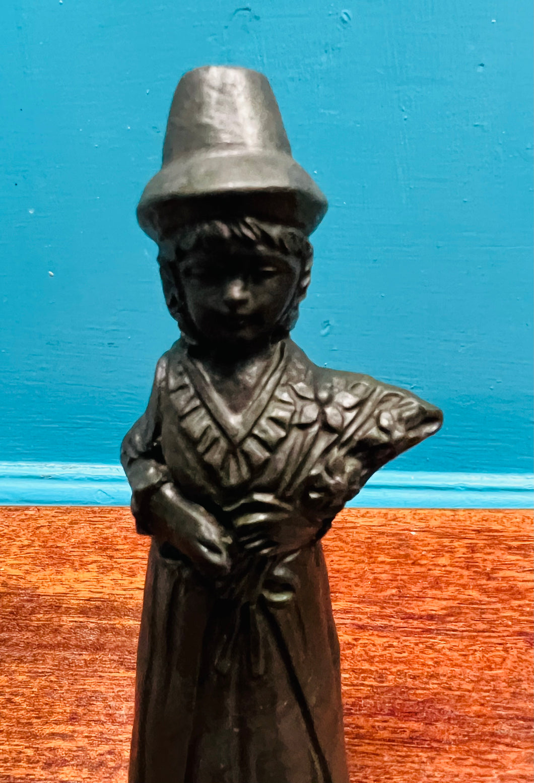 Tair ffigwr Ladi Cymreig Vintage wedi eu gwneud allan o lo Cymreig / Three Vintage Welsh Lady figures made out of Welsh coal