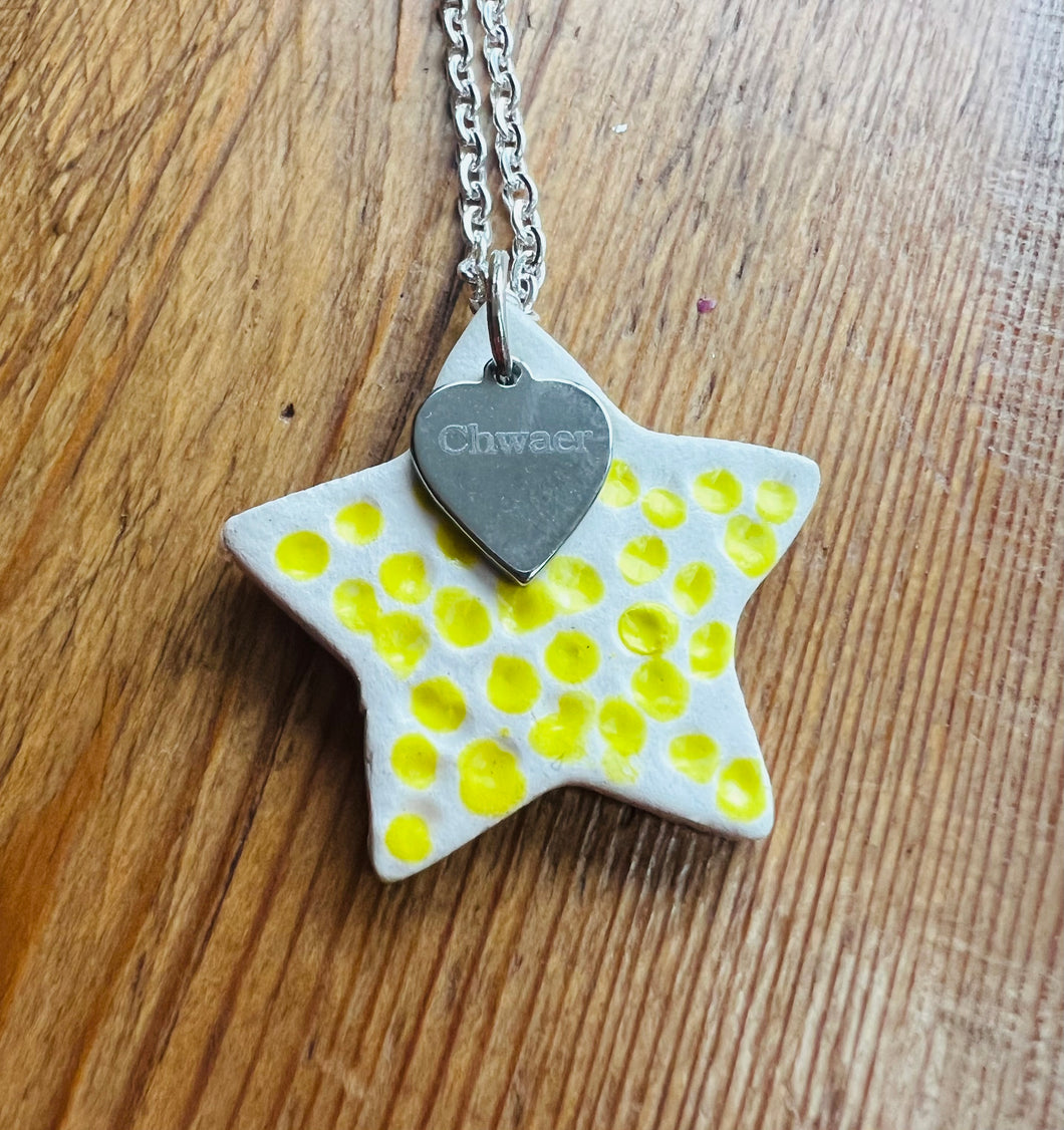 Mwclis seren melyn Chwaer / Chwaer yellow star necklace