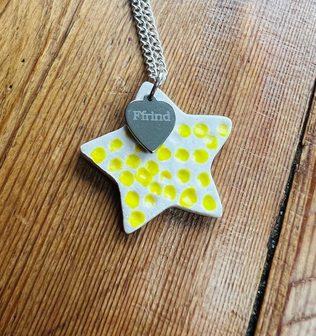 Mwclis seren melyn  Ffrind / Ffrind yellow star necklace