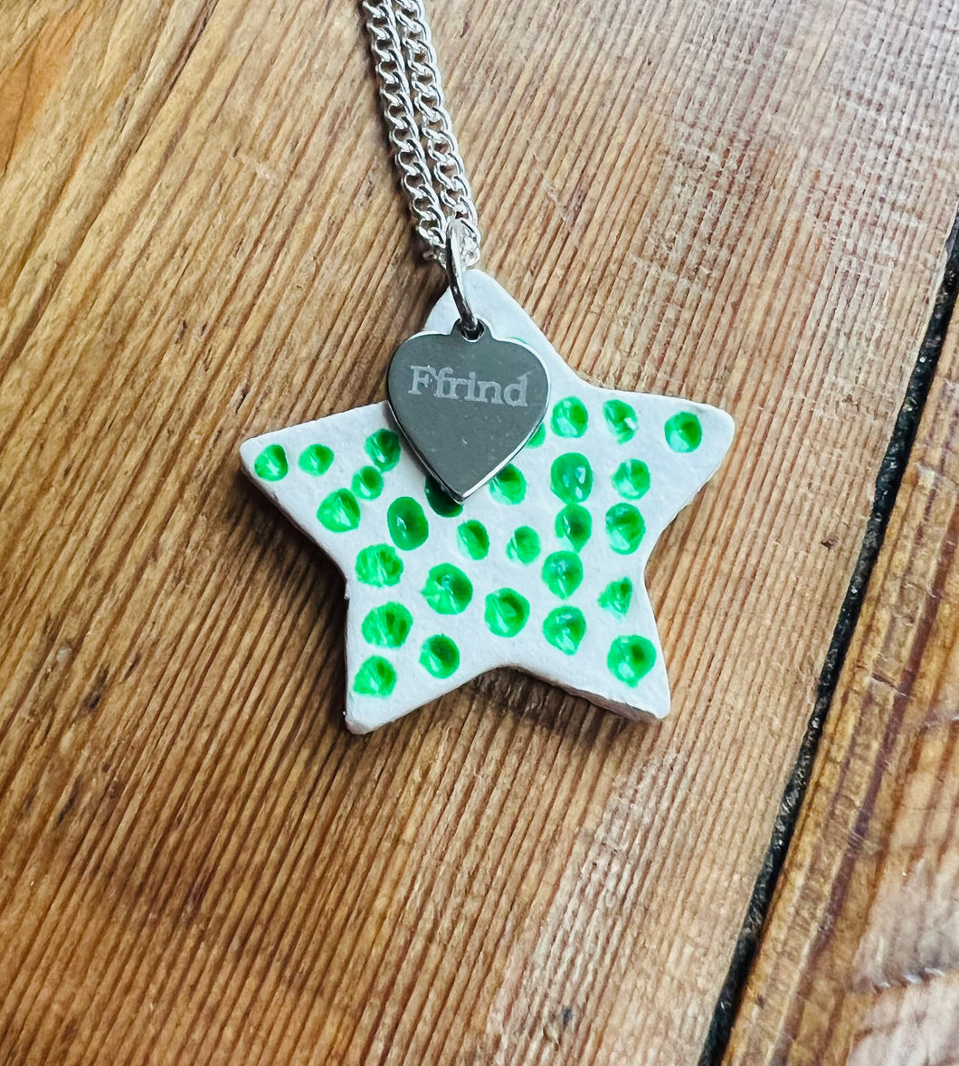 Mwclis seren gwyrdd Ffrind / Ffrind green star necklace