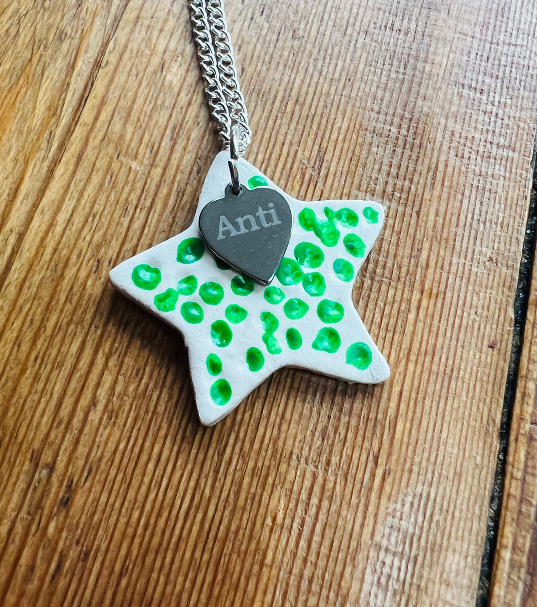 Mwclis seren gwyrdd Anti / Anti green star necklace