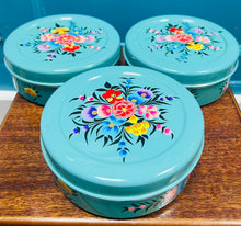 Load image into Gallery viewer, Tin enamel blodeuog Turqoise wedi ei beintio â llaw / Handpainted turqoise floral enamel tin
