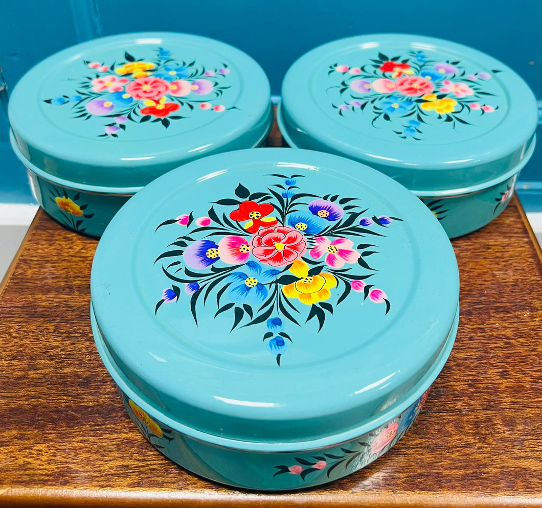 Tin enamel blodeuog Turqoise wedi ei beintio â llaw / Handpainted turqoise floral enamel tin