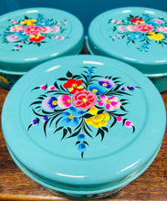 Load image into Gallery viewer, Tin enamel blodeuog Turqoise wedi ei beintio â llaw / Handpainted turqoise floral enamel tin
