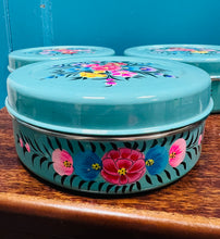 Load image into Gallery viewer, Tin enamel blodeuog Turqoise wedi ei beintio â llaw / Handpainted turqoise floral enamel tin
