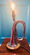 Load image into Gallery viewer, Golau unigryw allan o hen bugle  ar waelod derw sydd wedi ei wneud â llaw / Unique light made out of an old bugle on a handmade oak base
