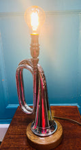 Load image into Gallery viewer, Golau unigryw allan o hen bugle  ar waelod derw sydd wedi ei wneud â llaw / Unique light made out of an old bugle on a handmade oak base
