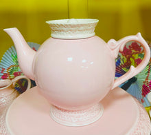 Load image into Gallery viewer, Tebot pinc golau Tea With Alice / Light pink Tea With Alice teapot
