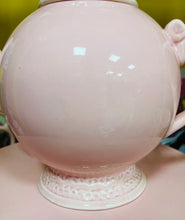 Load image into Gallery viewer, Tebot pinc golau Tea With Alice / Light pink Tea With Alice teapot
