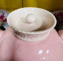 Load image into Gallery viewer, Tebot pinc golau Tea With Alice / Light pink Tea With Alice teapot
