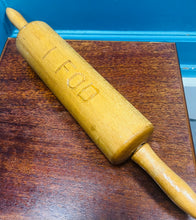 Load image into Gallery viewer, ‘Yma wyf inna i fod’ wedi ei gerfio ar rholbren Vintage / ‘Yma wyf inna i fod’ carved into a Vintage wooden rolling pin
