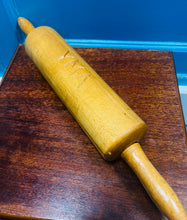 Load image into Gallery viewer, ‘Yma wyf inna i fod’ wedi ei gerfio ar rholbren Vintage / ‘Yma wyf inna i fod’ carved into a Vintage wooden rolling pin
