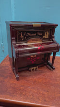 Load and play video in Gallery viewer, Bocs dal gemwaith siâp piano cerddorol / Musical paiano shaped jewellery box
