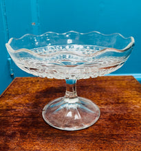 Load image into Gallery viewer, Dysgl Bon Bon gwydr ‘pressed’ Vintage / Vintage pressed glass Bon Bon dish
