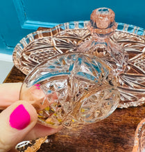 Load image into Gallery viewer, Set ystafell wely Vintage Art Deco gwydr rhuddliw o’r 30au / Vintage Art Deco rose glass dressing table set from the 30s
