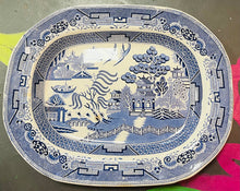 Load image into Gallery viewer, Plat gweini cig Willow Pattern glas a Gwyn mawr Hynafol / Large Antique blue and white Willow Pattern meat serving plate
