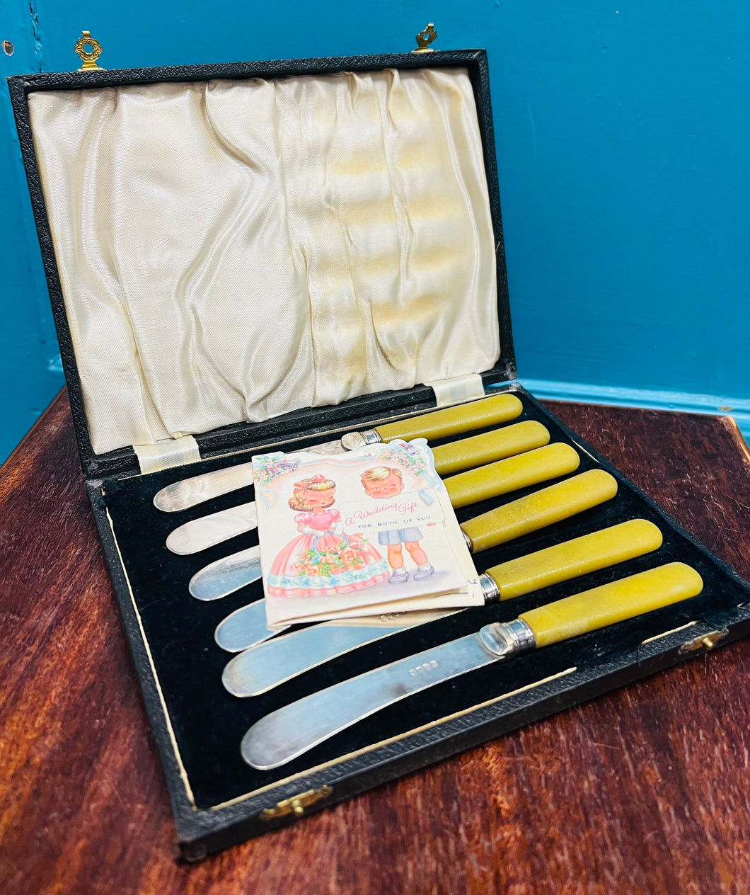 6 Cyllell Menyn EPNS carn mwstard Vintage o’r 40au yn eu bocs gwreiddiol / 6 Vintage 1940s mustard handles EPNS Butter Knives in original case