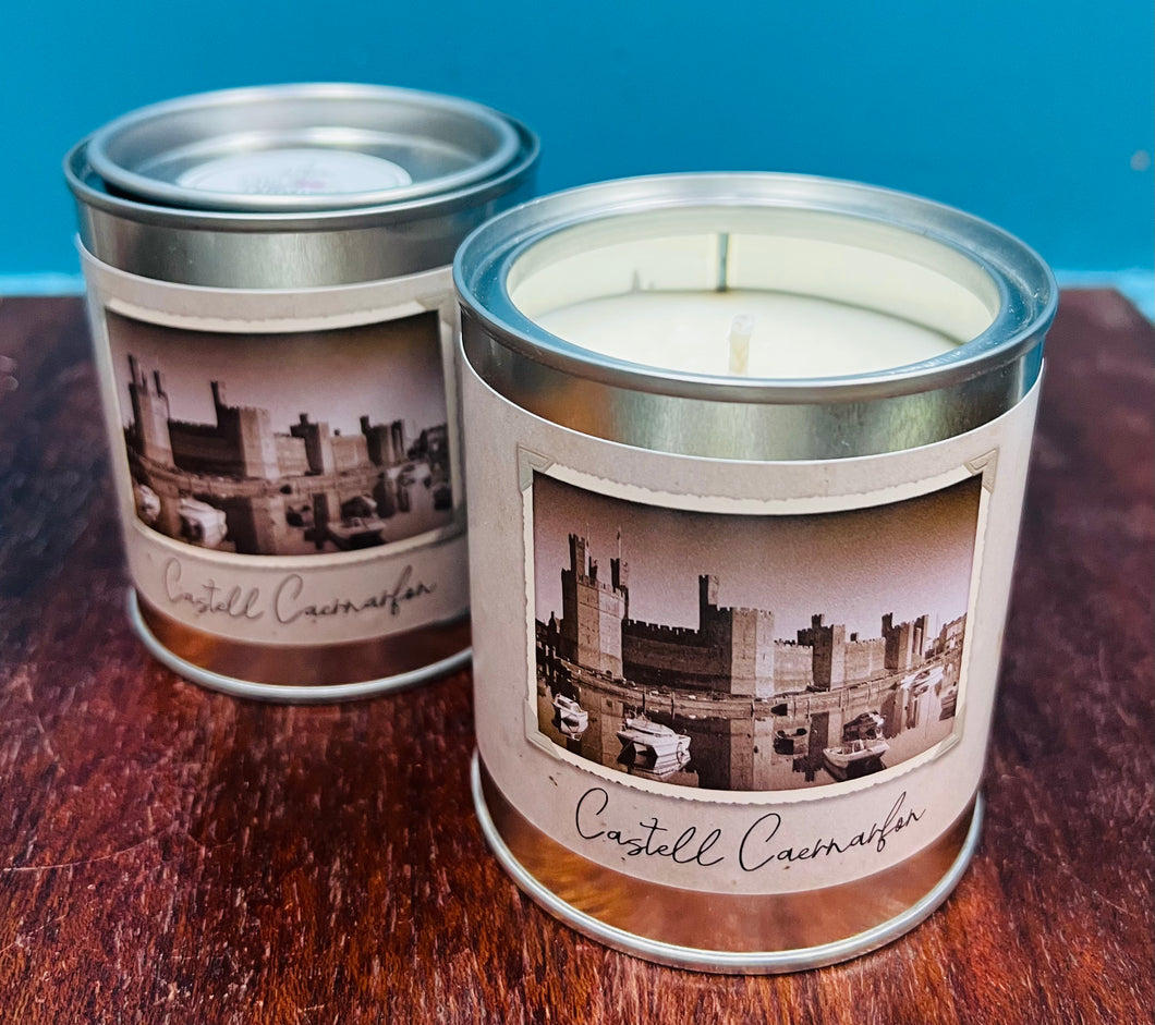 Canhwyll Fegan ‘Castell Caernarfon’ arogl rhosod, eirin a patchouli / ‘Castell Caernarfon’ rose, plumb and patchouli Vegan scented candle