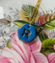 Load image into Gallery viewer, Mwclis Hexagon R aur / Hexagon gold R necklace
