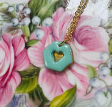 Load image into Gallery viewer, Mwclis Hexagon calon aur / Hexagon gold heart necklace
