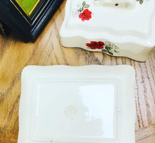 Load image into Gallery viewer, Dysgl Menyn / Caws Vintage “Romania” yml aur a rhosod coch a gwyn  / Vintage Romanian Butter/Cheese dish with gold edge and red and white roses
