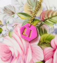 Load image into Gallery viewer, Mwclis Hexagon Ll aur / Hexagon gold Ll necklace
