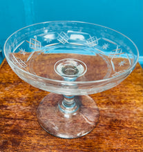 Load image into Gallery viewer, Dysgl Bon Bon gwydr ‘etched’ Vintage / Vintage etched glass Bon Bon dish
