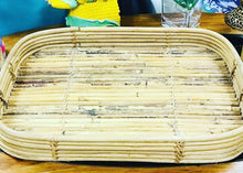 Load image into Gallery viewer, Hambwrdd Bambŵ Vintage Retro gyda handlenni / Vintage Retro Bamboo Tray with handles
