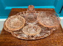 Load image into Gallery viewer, Set ystafell wely Vintage Art Deco gwydr rhuddliw o’r 30au / Vintage Art Deco rose glass dressing table set from the 30s
