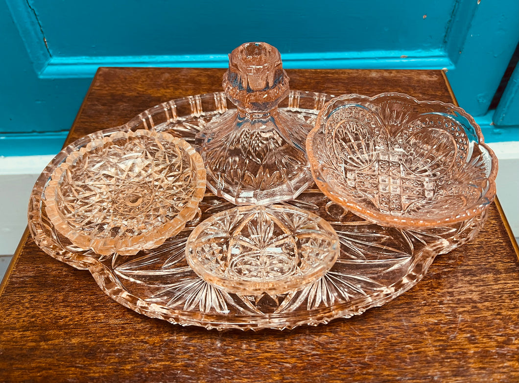 Set ystafell wely Vintage Art Deco gwydr rhuddliw o’r 30au / Vintage Art Deco rose glass dressing table set from the 30s