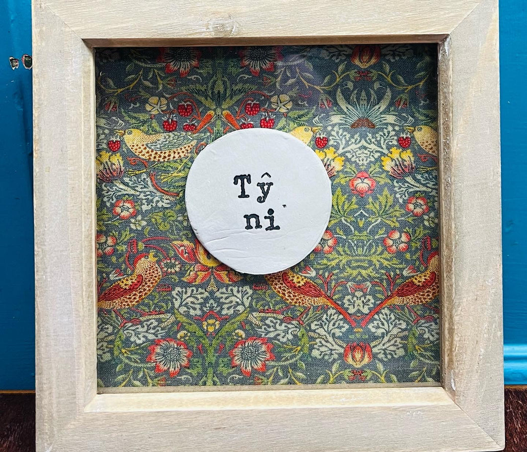 Ffrâm ‘Tŷ ni’  allan o glai a ddefnydd gwyrdd print ‘Strawberry Thief’ gan William Morris / ‘Tŷ ni’ frame made out of clay and gwyrdd ‘Strawberry Thief’ print fabric