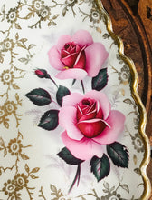 Load image into Gallery viewer, Plat Vintage ymyl aur siâp Cregyn Bylchog Regal Rose Old Foley James Kent   / Vintage Scalloped shape gold rimmed Regal Rose Old Foley James Kent plate
