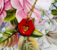 Load image into Gallery viewer, Mwclis Hexagon calon aur / Hexagon gold heart necklace
