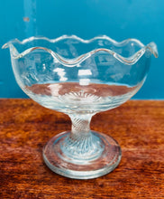 Load image into Gallery viewer, Dysgl Bon Bon gwydr Vintage gyda choes troellog / Vintage glass Bon Bon dish with twisted stem
