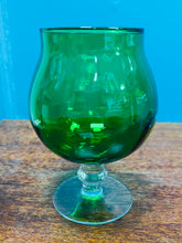 Load image into Gallery viewer, Gwydryn brandy balŵn Gwyrdd Retro o’r 60au / Retro Green balloon Brandy glass from the 60s

