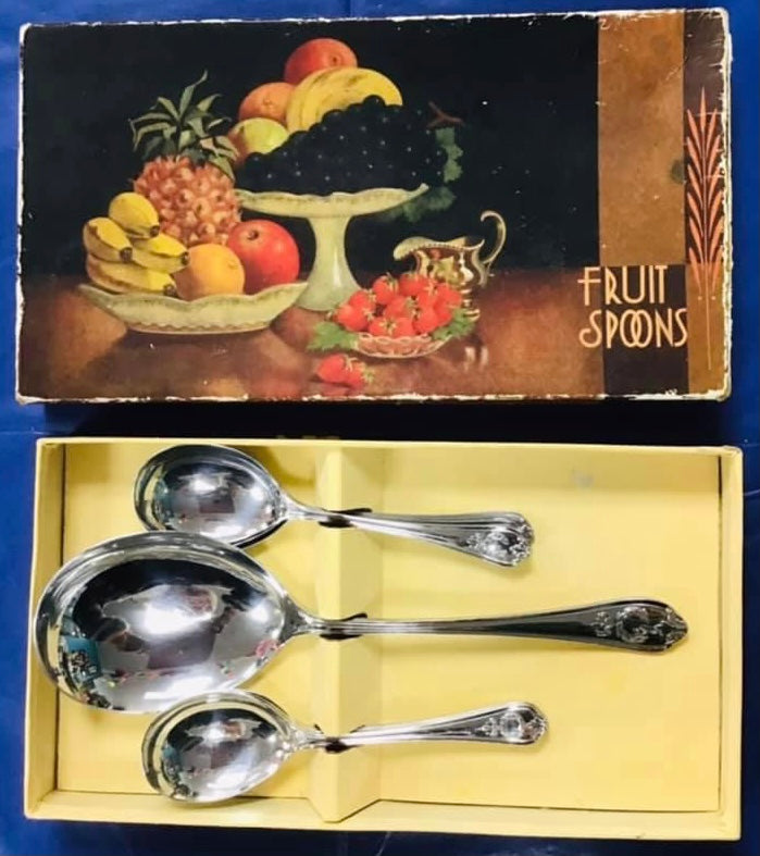 Llwy Weini a 6 llwy Salad Ffrwythau yn eu bocs gwreiddiol / 6 Vintage Retro Fruit Spoons and Serving Spoon in their original box