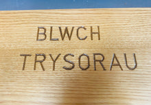 Load image into Gallery viewer, Blwch Trysorau pren unigryw gyda dwy silff fechan y tu mewn wedi ei wneud â llaw allan o hen Dderw Cymreig o Ynys Môn / Unique hand made wooden Treasure box with two small shelves inside made out of old Welsh Oak from Anglesey
