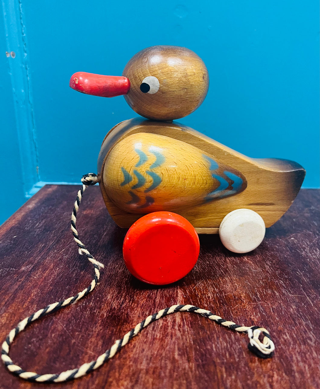 Tegan tynnu Retro o’r 70au  siâp chwaden  / Retro duck shaped pull along toy from the 70s