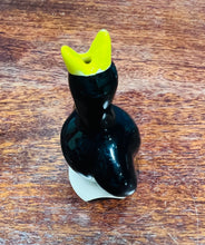 Load image into Gallery viewer, ‘Funnel’ pei seramig siâp deryn du Vintage / Vintage ceramic black bird shaped pie funnel
