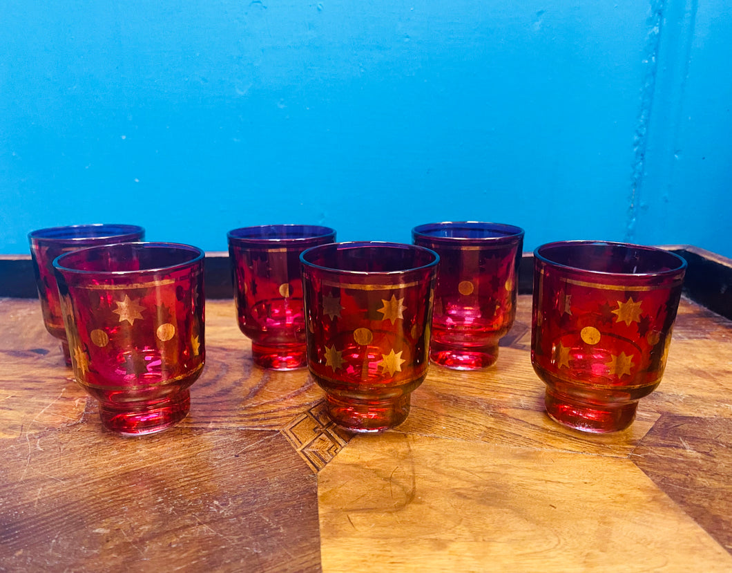 Set o chwe gwydryn shot Vintage Cranberry ac aur / Vintage set of six Cranberry and gold shot glasses