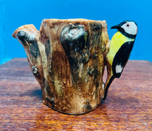 Load image into Gallery viewer, Jwg llefrith Vintage o’r 20au Cnocell y Coed ar goeden / Vintage Woodpecker in a tree milk jug from the 20s
